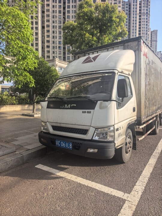 出售一台江铃4米2货车！